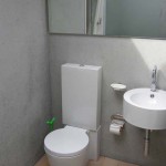 Beton nechybí ani na toaletách, kde je zjemněn dřevěnou podlahou.