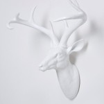 Závěsná dekorace ve tvaru hlavy jelena typu 18_kare je zhotovena z materiálu polyresin.