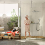 U Hansgrohe se vsází na velkou hlavovou sprchu Rainmaker Select a termostatickou baterii Tablet Select s novým tvarem, který dovoluje odložení kosmetických a hygienických potřeb. Prodává Kozák Bath & Interior