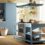 Kuchyně ve vzhledu provence světlé modré barvy láká svou útulností.