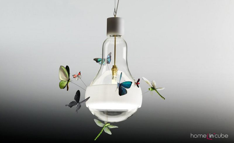 Závěsné svítidlo J. B. Schmetterling. Žárovka (průměr 20 cm) je ozdobena motýly a vážkami. Délka závěsu 170 cm.