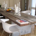 Dřevěnou desku stolu kombinujte s podnoží z jiného materiálu. Tím docílíte vyváženosti.