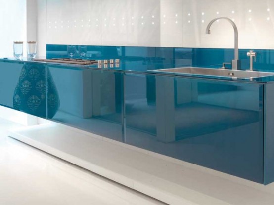 Ze skla je v tomto případě vyrobená celá kuchyňská linka. Velmi efektní řešení.