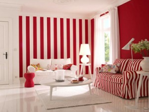 Červená barva je sama o sobě dominantní. V kombinaci s pruhy už do místnosti nedávejte žádnou další barvu. Nechte ho bílý.