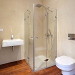 V koupelnách byla záměrně použita dřevěná podlaha ze speciálních dřevin, kterým vlhké prostředí nevadí.
