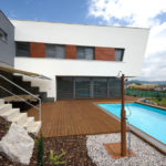 Terasa s bazénem je součástí obytného prostředí rodinného domu.