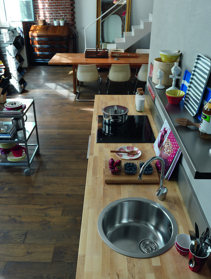 Mezi varným a mycím centrem v kuchyni v jedné rovině nechte alespoň 90 cm volné plochy pro přípravu jídla. Dřez firmy Franke
