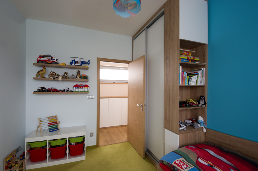Dětské pokoje jsou barevné, nechybí tu dostatek prostoru na hraní.