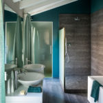 Koupelna se nese v duchu kombinace zemitých tónů oživených modro-zeleným odstínem.