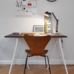 Obyčejný stolek doplňte zajímavou židlí a úložným prvkem. Zde je klasika od firmy Vitra.