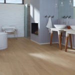 Zvolíte-li dřevěnou podlahu v koupelně, musíte ji povrchově ošetřovat. Buď lakem nebo oleje.