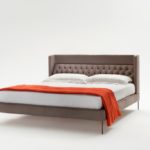 Čelo postele Lipp je po stranách zaoblené směrem ke spáčům. Zvyšuje se tak pocit bezpečí při spánku.