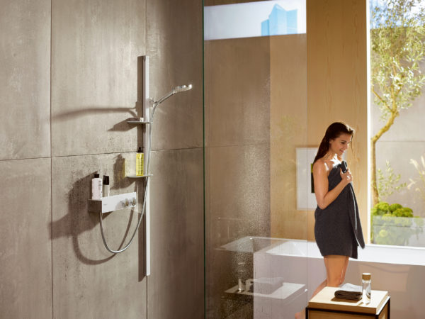 Koupelnovému prostoru vládne elegantní bílá. A to nejen v plochách, ale v detailech. Sprchový set Unica, Hansgrohe.