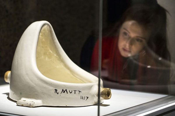 Instalace Fontána Marcela Duchampa z roku 1917