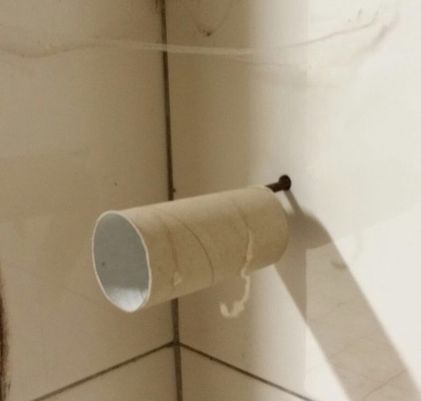 Levný držák toaletního papíru