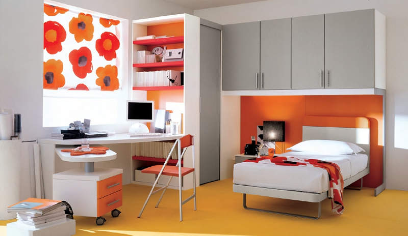 Oranžová barva je sama o sobě výrazná, proto ji kombinujte s neutrálním odstínem
