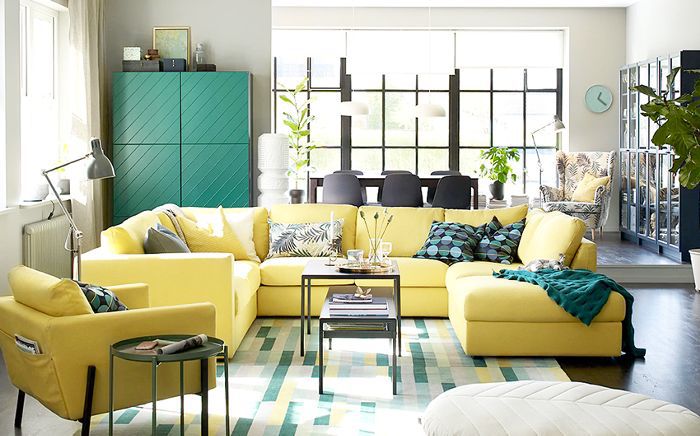 Создайте приятную атмосферу в гостиной благодаря правильному выбору цветов и их сочетанию.