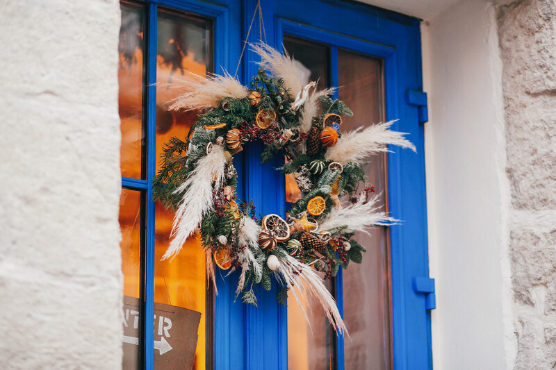 Пора начинать украшать окна и двери Рождеством: вдохновляйтесь красивыми украшениями